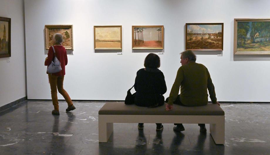 Gäste in einem Ausstellungsraum mit Gemälden