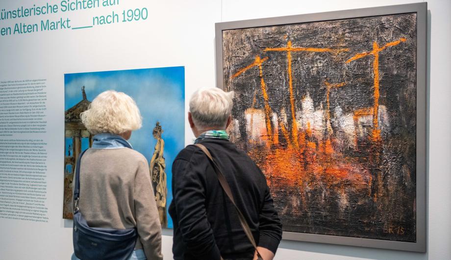 Besuchende in der Ausstellung