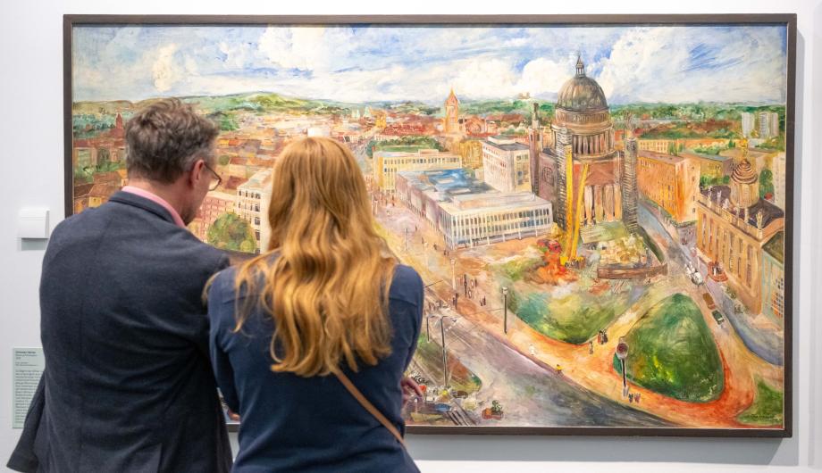 Besuchende in der Ausstellung