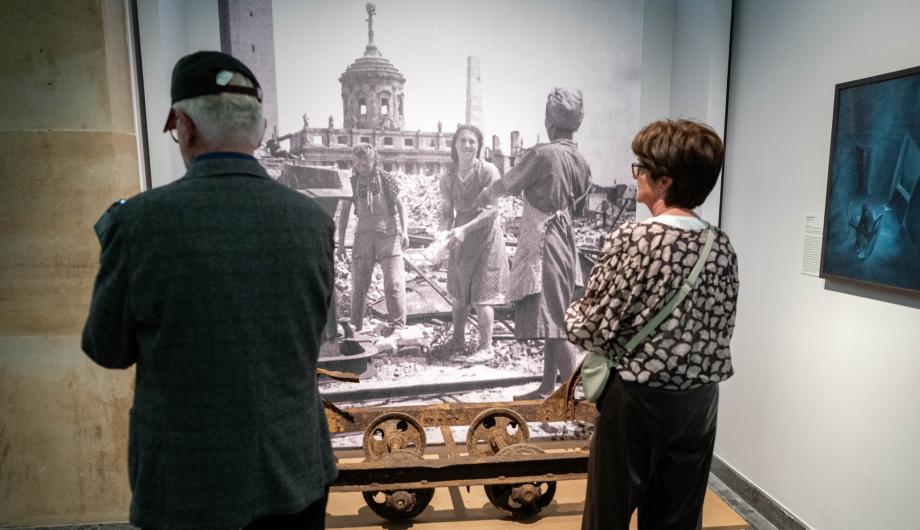 Besuchende in der Ausstellung