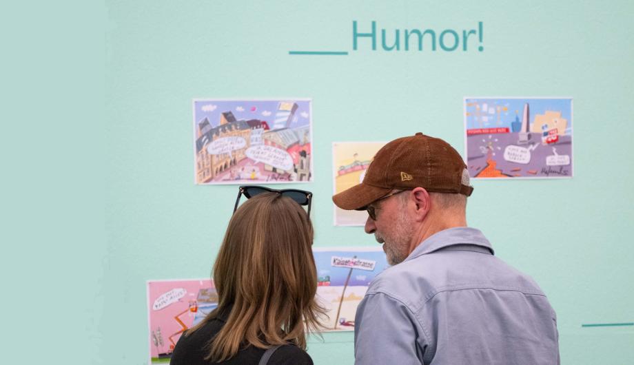 Besuchende in der Ausstellung