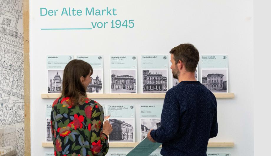 Besuchende in der Ausstellung