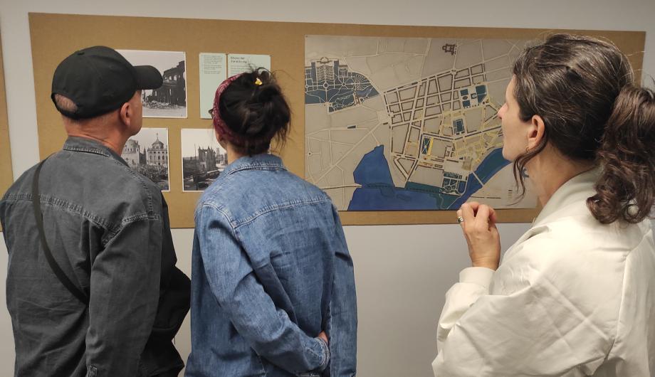 Besuchende in der Ausstellung