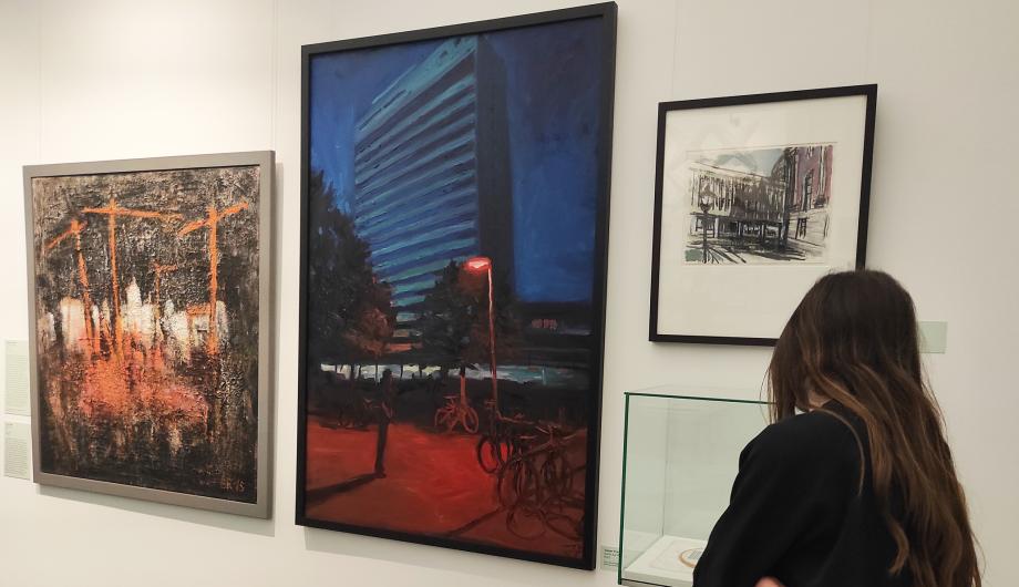 Besuchende in der Ausstellung