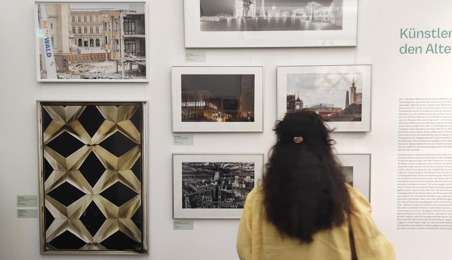 Besuchende in der Ausstellung
