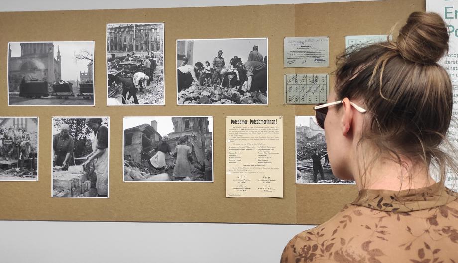 Besuchende in der Ausstellung