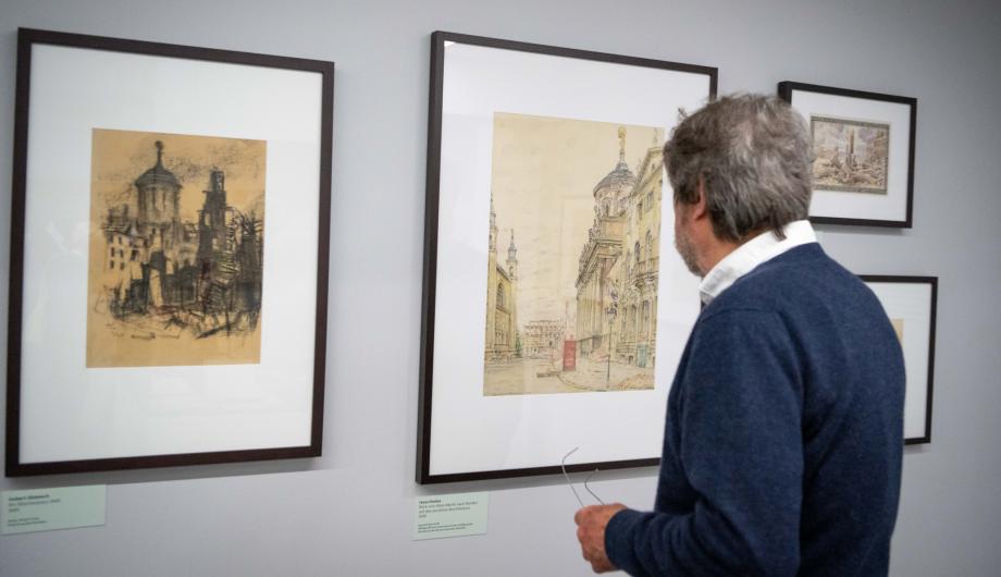 Besuchende in der Ausstellung