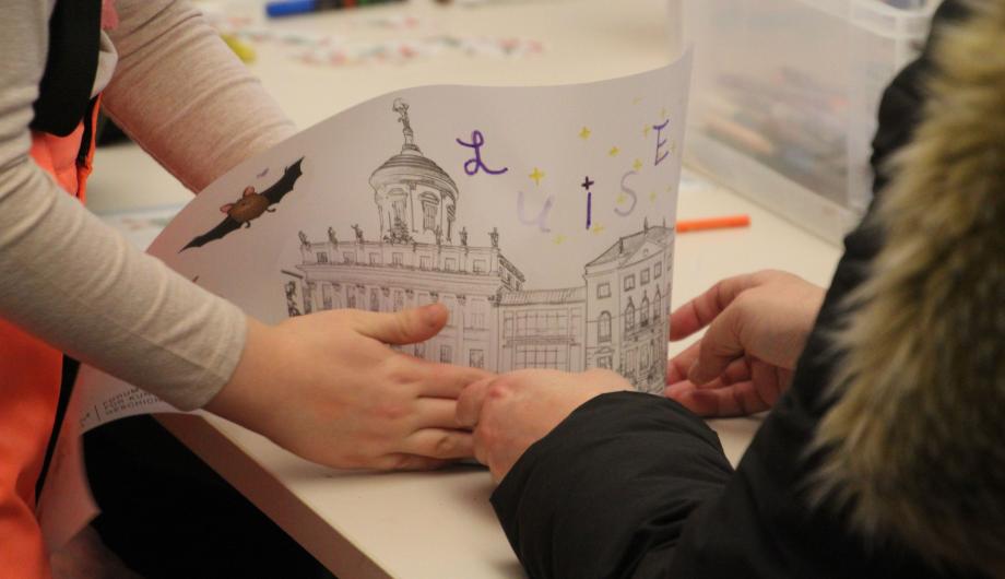 Kinder und Familien beim Basteln