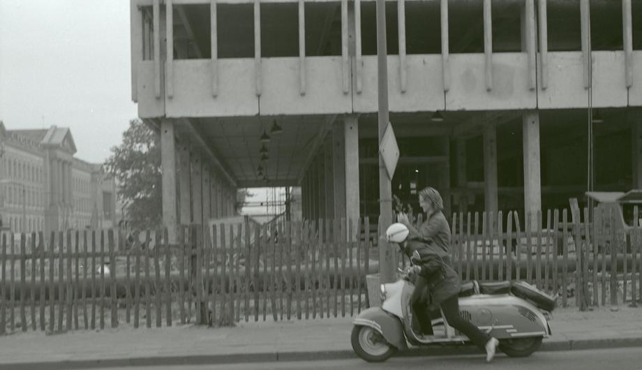Schwarz-Weiß-Foto vom Bauzaun vor der neuentstehenden Bibliothek am 20. Juni 1972
