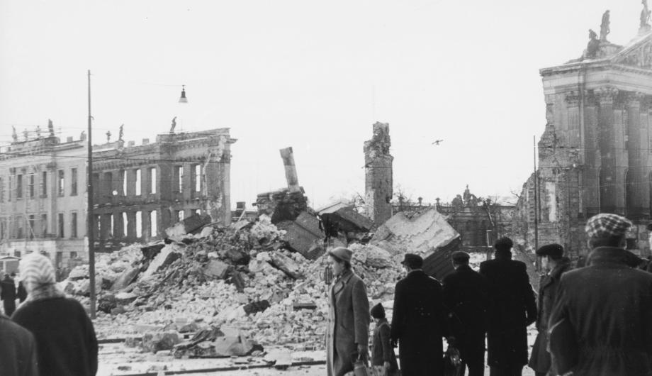 Blick auf den Trümmerberg des Fortunaportals und die noch stehenden Reste des Stadtschlosses unmittelbar nach der Sprengung 1960