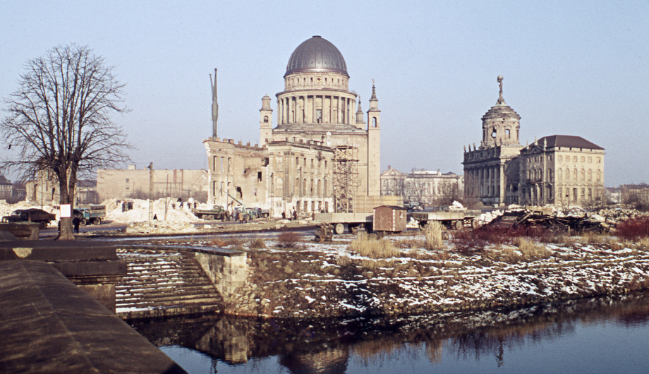 Farbfoto Blick von der Langen Brücke auf das bereits teilweise gesprengte Stadtschloss, 1960,