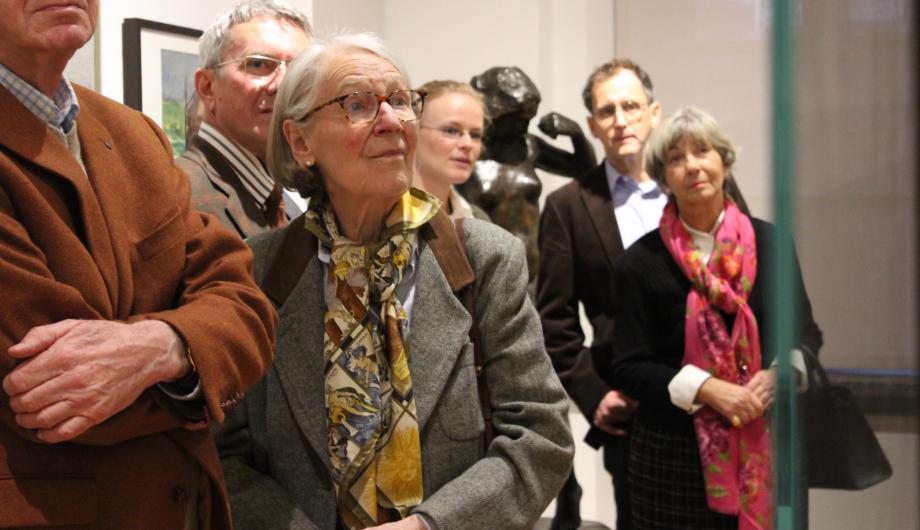 Gruppe von Menschen im Museum