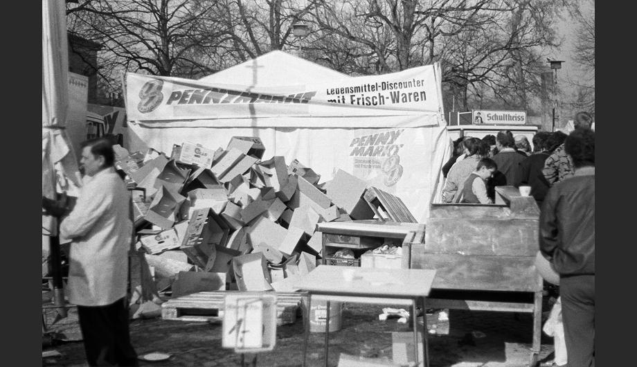 Marktstände auf dem Luisenplatz 1990
