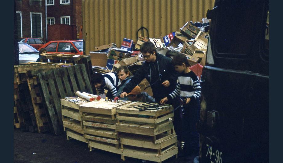 Kinder mit kleinen Verkaufsständen auf alten Kisten - in den 1990er Jahren