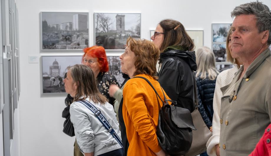 Besuchende der Ausstellung "IM FLUSS"