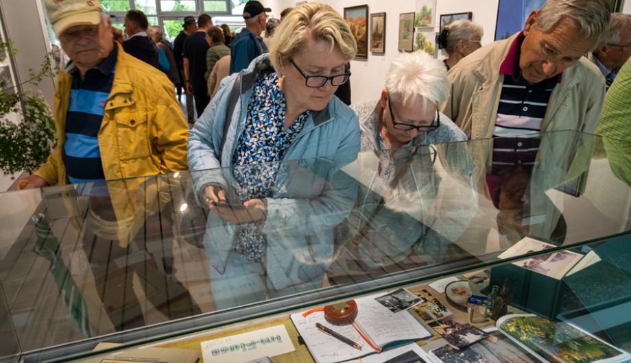 Besuchende der Ausstellung "IM FLUSS"