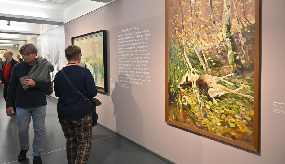 Gäste in der Ausstellung zu Karl Hagemeister