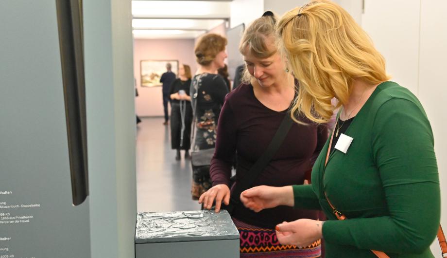 Gäste in der Ausstellung zu Karl Hagemeister