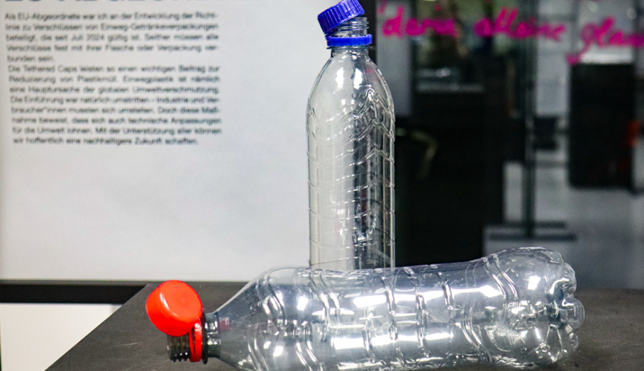 Foto aus der Ausstellung zeigt eine leere Kunststofflflasche