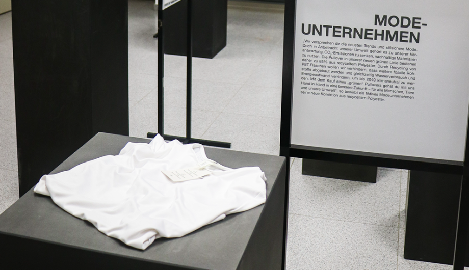 Ausstellungsfoto mit einen weißen T-Shirt