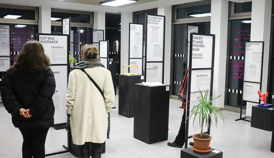 Besuchende in der Ausstellung