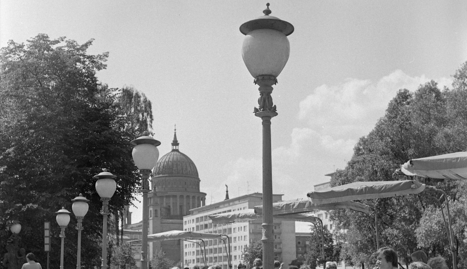 Laternenträgern der Breiten Brücke an der Gaststätte Freundschaftsinsel, 1973