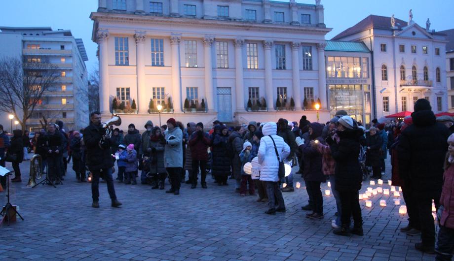 Menschen beim Laternentreffen auf dem Alten Markt