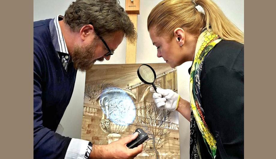 Restaurator Oliver Wenske und Kunshistorikerin Dr. Hendrikje Warmt beim Betrachten eines Bildes