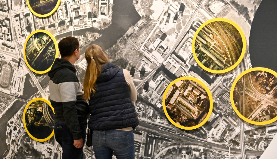 Zwei Personen in der LUFT | BILD | potsdam Ausstellung