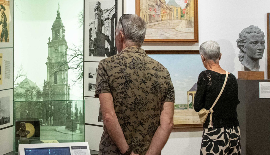 Zwei Personen in der Stadtgeschichtlichen Ausstellung
