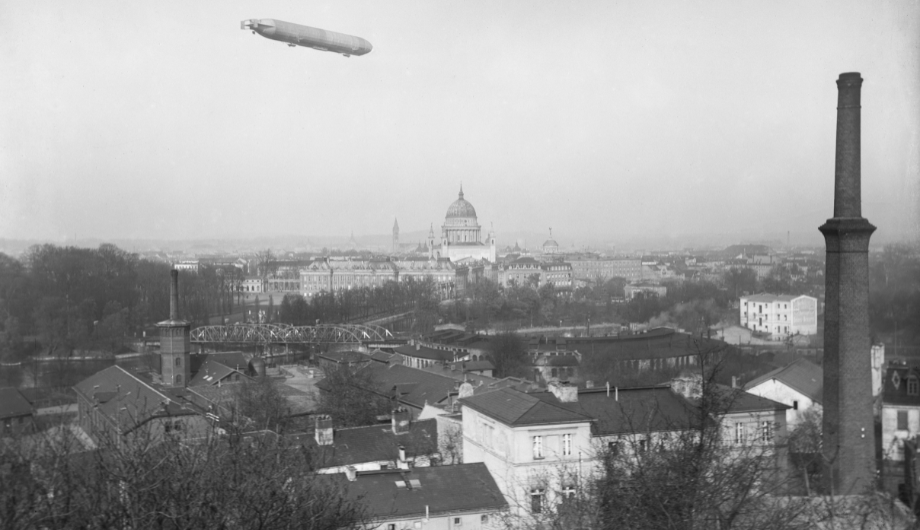 Panorama vom Brauhausberg auf Potsdam mit Luftschiff, um 1913