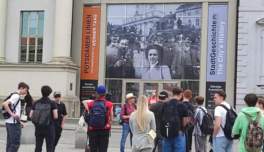 Jugendgruppe vor dem Eingang des Potsdam Museums