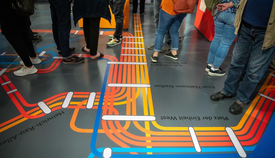 Ausstellungsboden mit Potsdamer Nahverkehrsplan aus den 80er Jahren