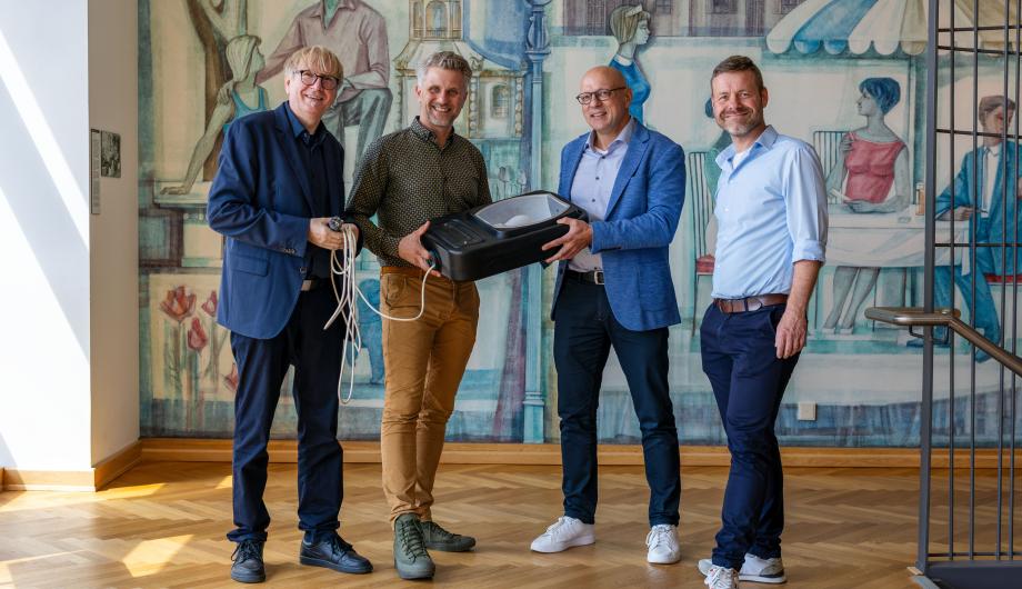 Übergabe einer historischen Lampe von Stefan Dorendorf an Dr. Thomas Steller