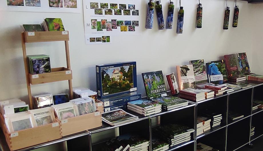 Ansicht von Bücherregalen des Museumsshops