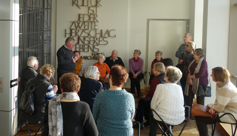 Gruppe Besuchender im Potsdam Museum