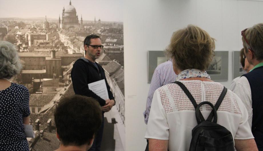 Gruppe Besuchender im Potsdam Museum