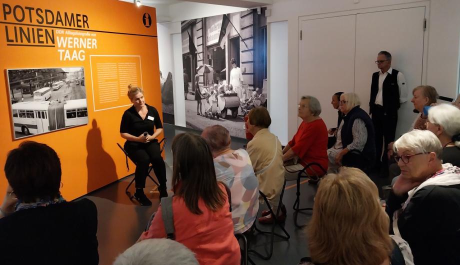 Gruppe Besuchender im Potsdam Museum