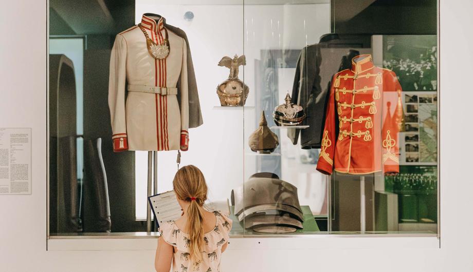 Kind mit Rätselbogen in der stadtgeschichtlichen Ausstellung