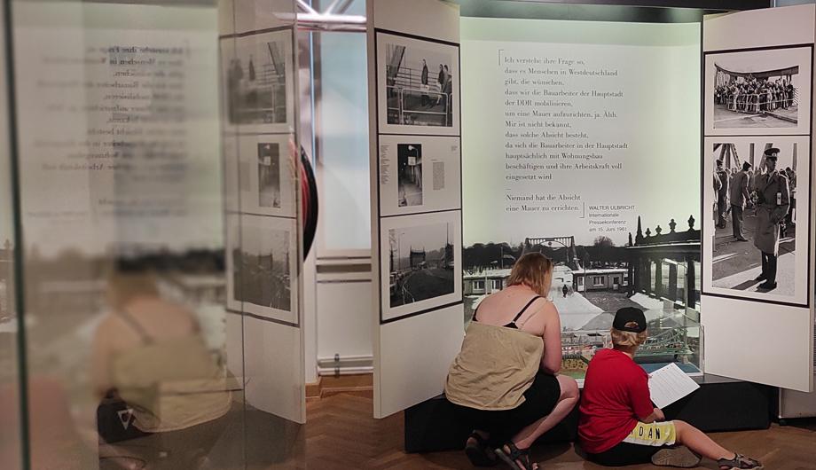 Kind mit Rätselbogen in der stadtgeschichtlichen Ausstellung