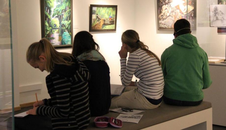 Jugendgruppe in der Ausstellung