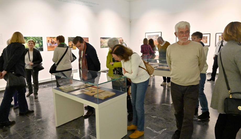 Gäste in der Ausstellung zu Karl Foerster
