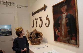 Junge in Ausstellung