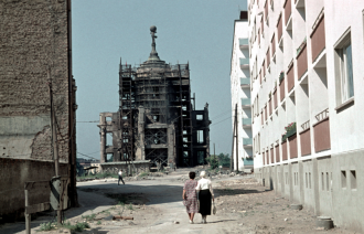 Farbfoto mit Blick durch die ehem. Burgstraße zur Ruine des Alten Rathauses, um 1962