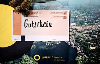Abbildung eines Gutschiens und einer Luftbild-Fotografie