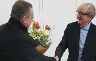 Beigeordnter Torsten Wiegel beglückwünscht Hannes Wittenberg