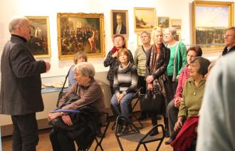 Gruppe Besuchender bei einer Führung in der stadtgeschichtlichen Ausstellung