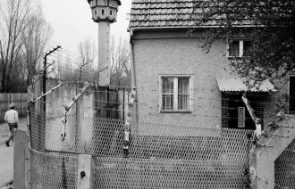 Teltow, letztes Haus in der Paul-Gerhardt-Str. am Teltowkanal, 30.3.199