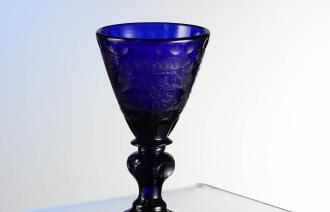 Blauer Trichterpokal mit Wappen und bekröntem Spiegelmonogramm "ARvRA" Johann Kunckel (zugeschrieben), Schnitt: Martin Winter, 1687 - 1688, Potsdam Museum,