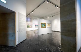 Einblick in den Raum „Reflexionen des Licht“ der Sonderausstellung mit zwei Seerosendarstellungen Hagemeisters aus dem Bestand des Bröhan-Museums (links) sowie des Potsdams Museums (rechts);